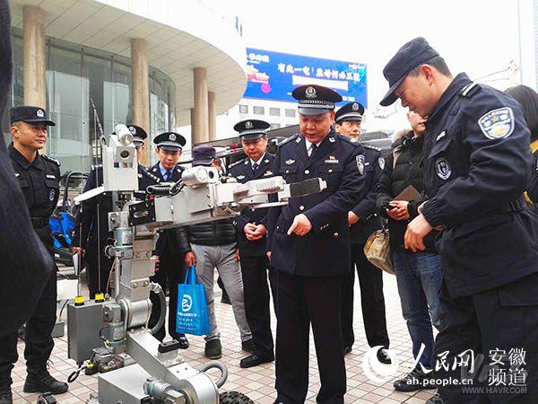 配备VR眼镜的警用无人机亮相安徽”110″宣传日活动