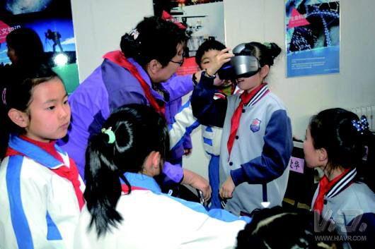 青岛社区科普馆设立VR体验区 学生玩VR过山车直呼过瘾