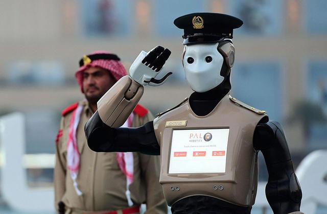 迪拜招募最新“机器警察”，配面部识别技术及无人机