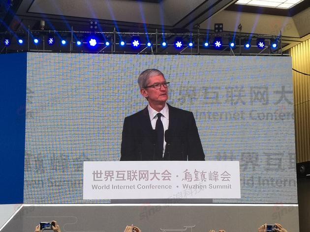 苹果CEO库克：AI发展迅速 担心人像机器一样思考