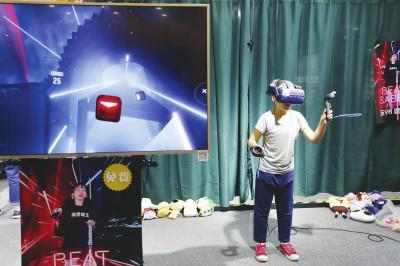 沪三家商场集体推出创意科普活动 顾客体验VR互动游戏